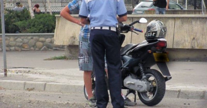 Bărbat din Broscăuți depistat de polițiștii dorohoieni conducând un moped fără a deține permis