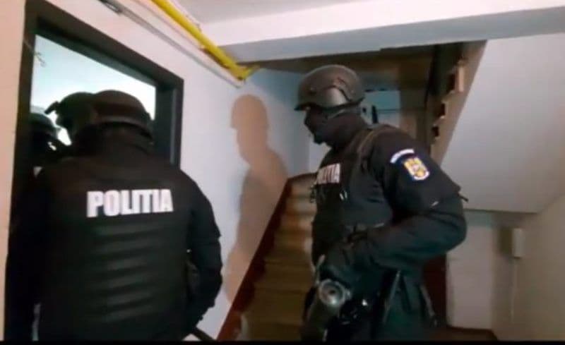 Percheziție domiciliară la locuința unui tinere botoșănene. Vezi ce au găsit polițiștii!