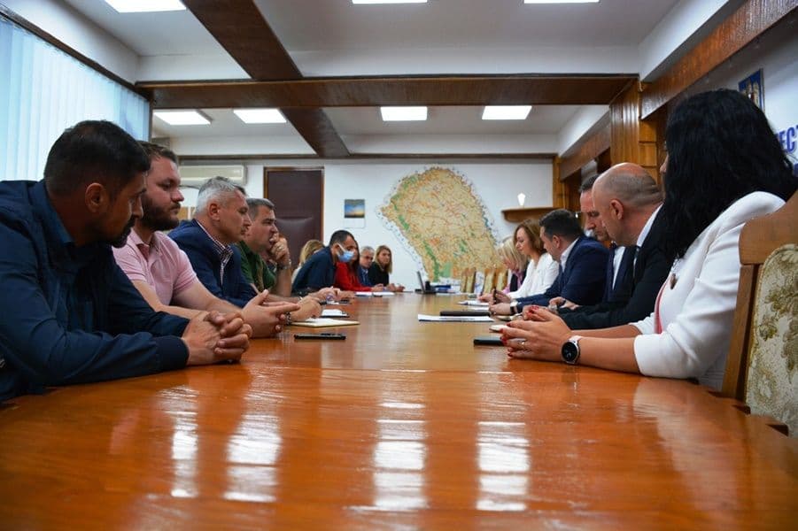 Întâlnire de lucru la Prefectură privind organizarea „Ziua de Curățenie Națională 2022” la Botoșani - FOTO