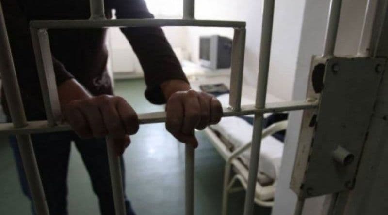 Bărbatul care a furat dintr-un magazin și a agresat agentul de pază, în arest pentru 30 de zile