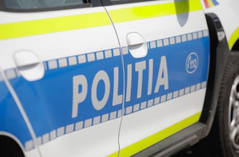 Inconștiență! Polițiștii au oprit un moped pe care se aflau trei tineri. Cel care conducea nu avea permis