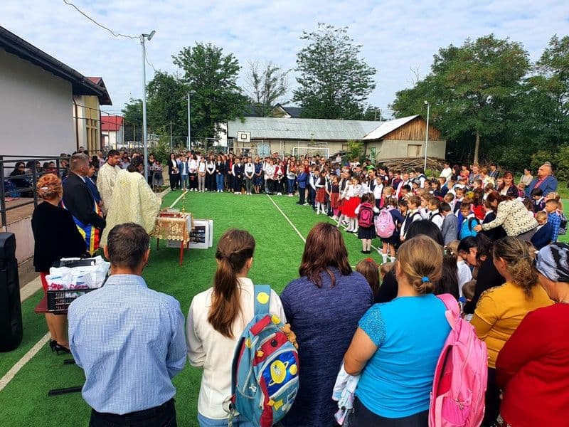 Clinchete de clopoței în comuna Ibănești - Un nou început de an școlar în localitatea Dumbrăvița - FOTO
