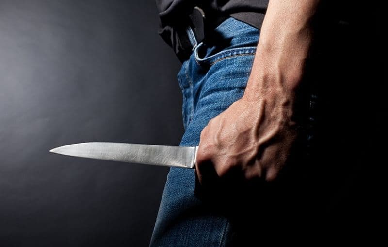 Scene șocante într-o locuință din Botoșani! O femeie a fost înjunghiată de soț. Bărbatul a fost reținut de polițiști
