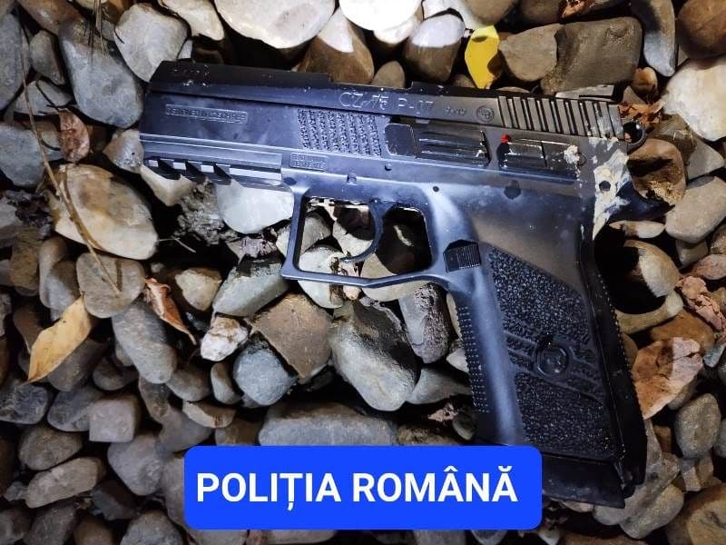 Scene desprinse din filme la Botoșani! Un tânăr dintr-o mașină a tras cu un pistol într-un grup de tineri