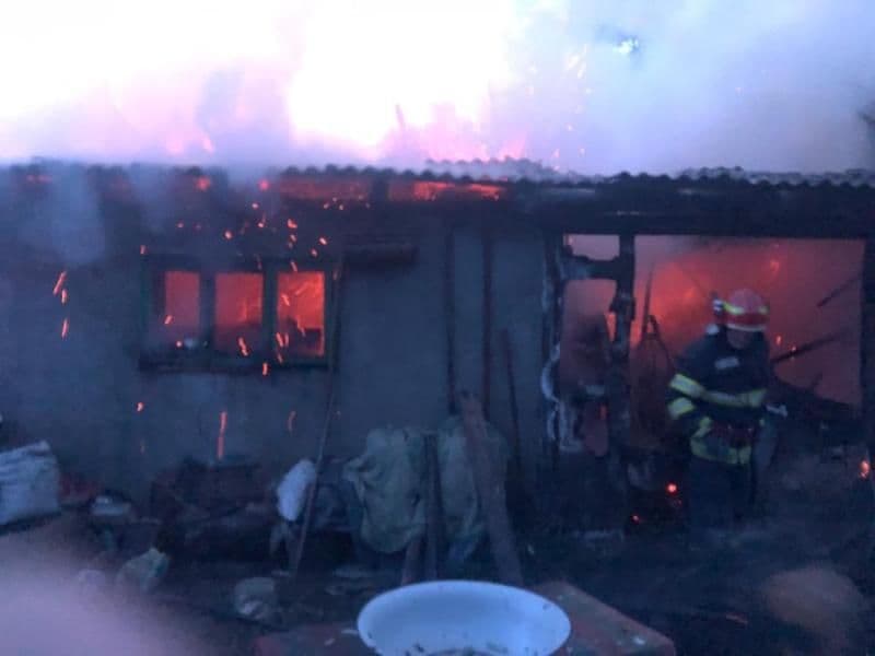 Incendiu violent într-o gospodărie din Dersca
