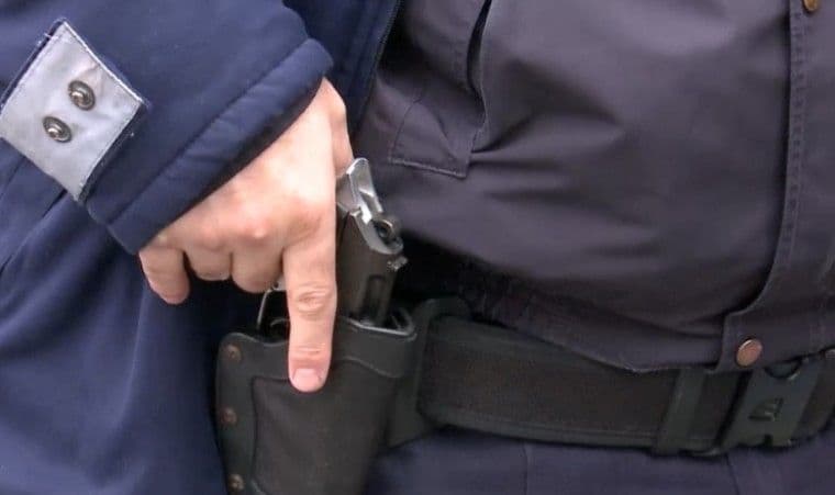 Botoșănean împușcat după ce a sărit cu drujba la polițiști