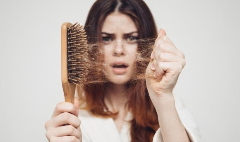 Șase semne corelate cu căderea părului, care ar trebui să îți dea mult de gândit