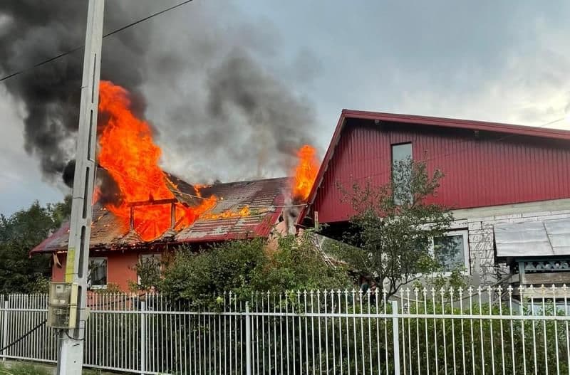 Casă cuprinsă de un incendiu violent la Cordăreni - FOTO