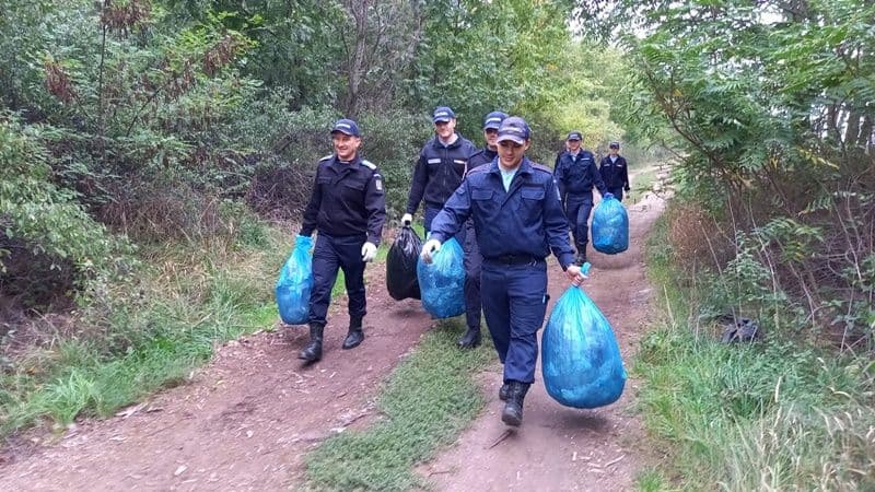 Jandarmii s-au alăturat Zilei de Curățenie Națională 2022 - FOTO