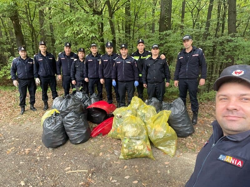 Pompierii botoșăneni au participat la campania națională de ecologizare - FOTO