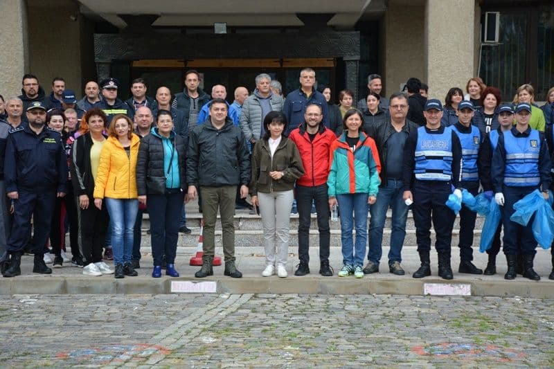 Ziua de Curățenie Națională 2022 - Aproximativ 10.000 de voluntari din județul Botoșani au participat la campanie - FOTO
