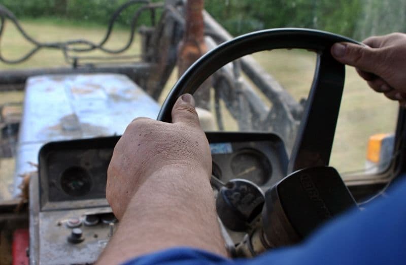 Bărbat cercetat de polițiști după ce s-a izbit cu tractorul într-o mașină la Suharău