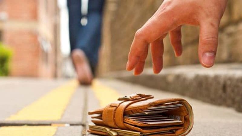 Tânără cercetată pentru că nu a predat autorităților, 10.000 de lei, găsiți în zona pieței din Botoșani