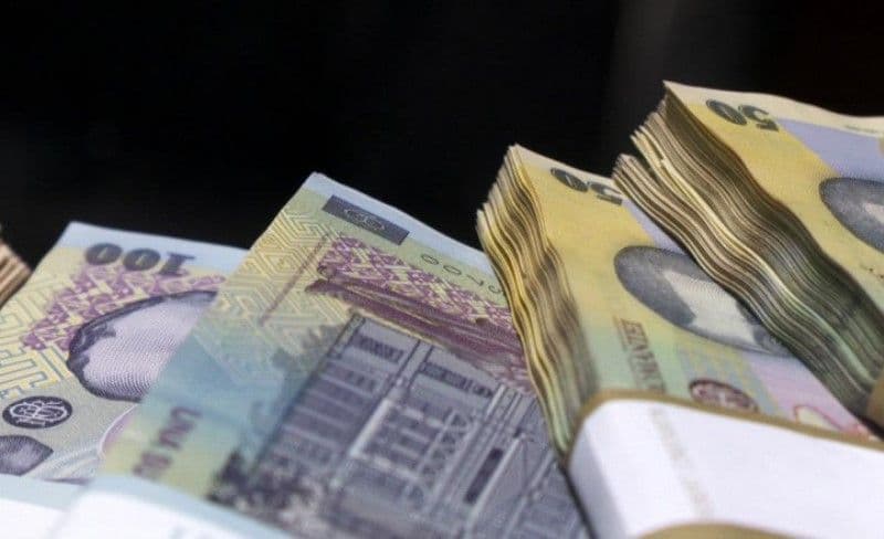 Tânără cercetată după ce a furat peste 40.000 lei de la doi bătrâni