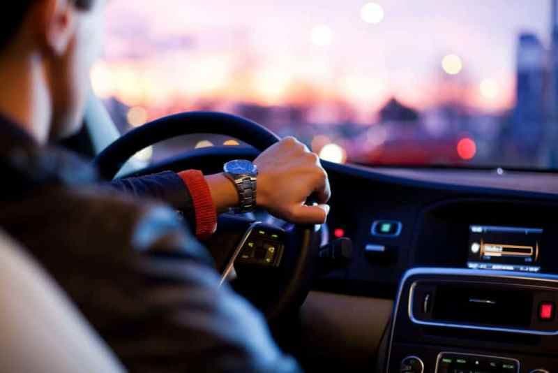 Tânără cercetată de polițiști după ce i-a dat mașina unui prieten care nu avea permis