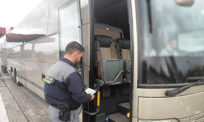 Ţigări de contrabandă în valoare de 5.000 de lei oprite la intrarea în ţară - FOTO
