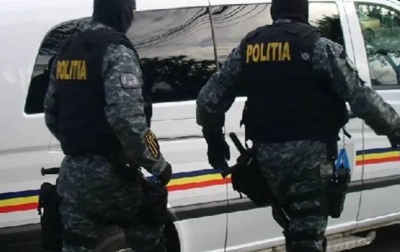 Percheziție domiciliară la Brăești după ce un bărbat este bănuit de hărțuire