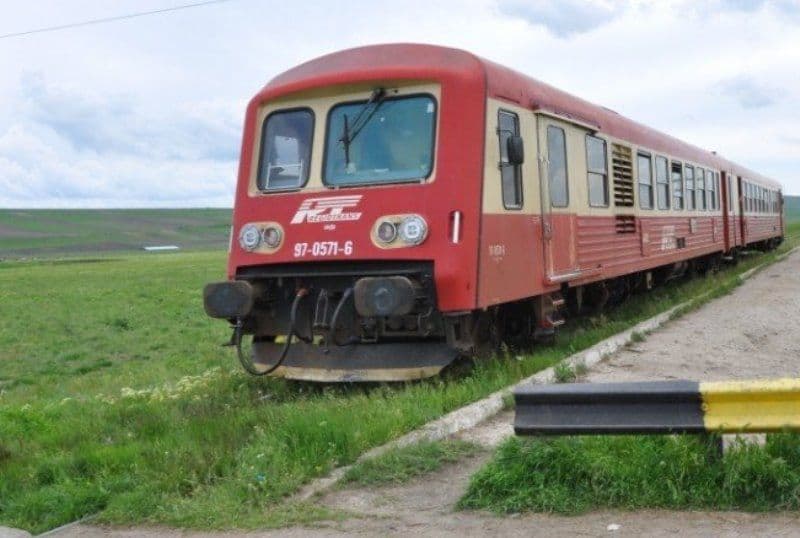 Șofer de 18 ani rămas fără permis după ce nu a oprit la calea ferată și a fost acroșat de trenul Dorohoi-Iași