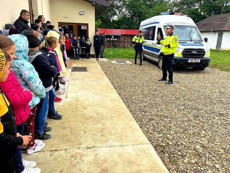 Polițiștii botoșăneni alături de copii - FOTO