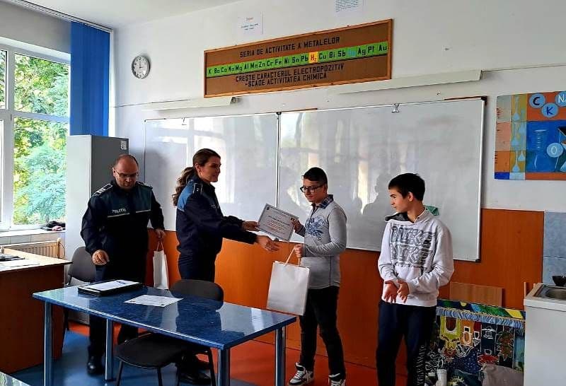 Elevi recompensați de polițiștii Biroului Siguranță Școlară - FOTO