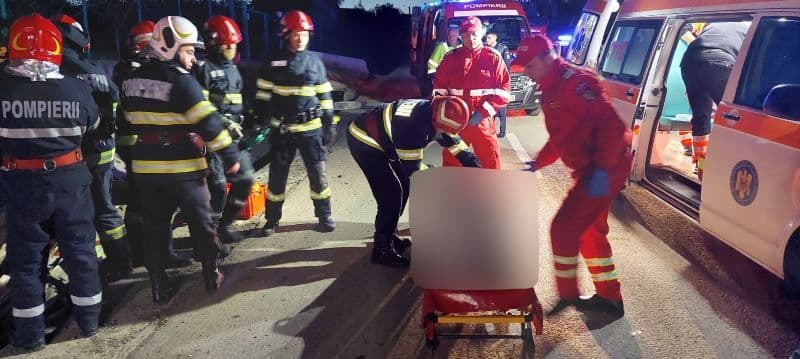 Accident violent la Botoșani! Două persoane au ajuns la spital după ce o mașină s-a izbit de un cap de pod - FOTO