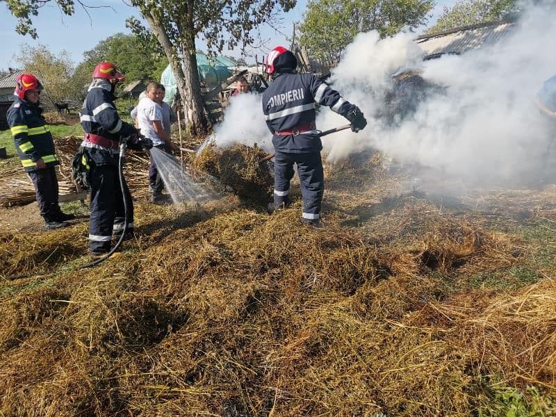Depozit de furaje cuprins de flăcări la Dorobanți - FOTO