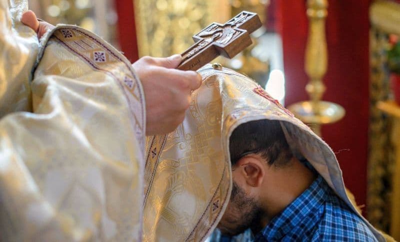Se schimbă modul în care se face Taina Spovedaniei! Deciziile Sfântului Sinod, după cazul preotului Visarion Alexa