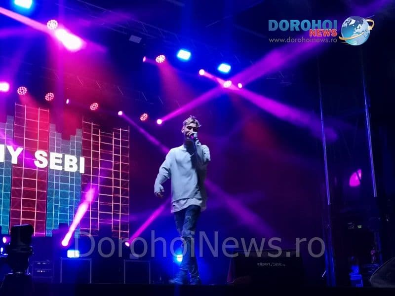 Zilele Municipiului Dorohoi 2022: Zâmbete, aplauze și distracție la recitalul tânărului Yny Sebi - FOTO