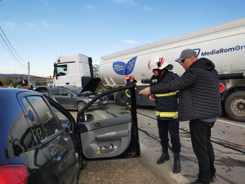 Accident! Două autoturisme și o autocisternă s-au ciocnit pe drumul Dorohoi - Botoșani. Un tânăr a ajuns la spital - FOTO