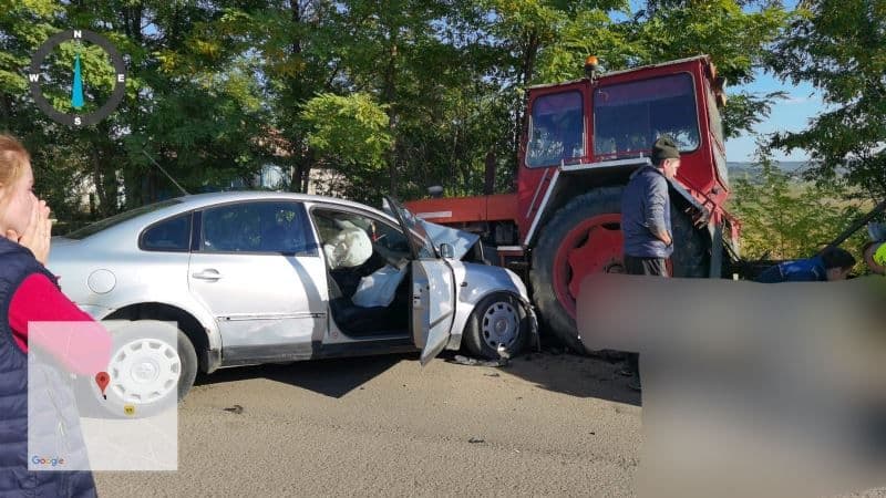 Accident la Dimăcheni! O mașină a intrat în coliziune frontală cu un tractor - FOTO