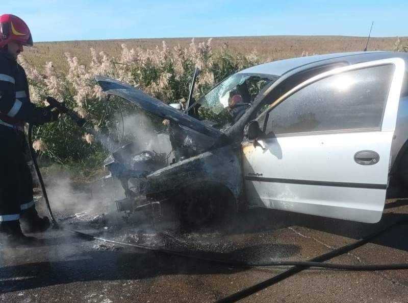 Mașină cuprinsă de flăcări în mers, la Ibănești - FOTO