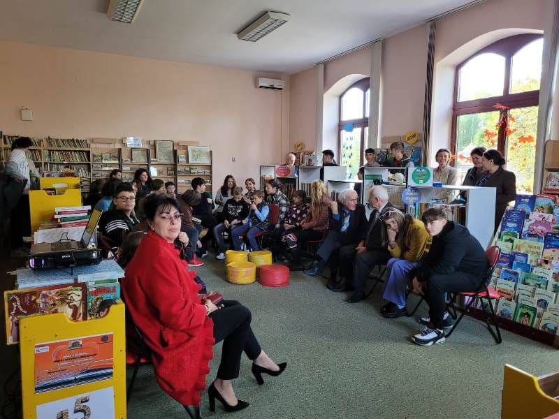 „Donează o carte pentru a educa împreună” - Activitate de voluntariat desfășurată la Biblioteca Municipală Dorohoi – FOTO