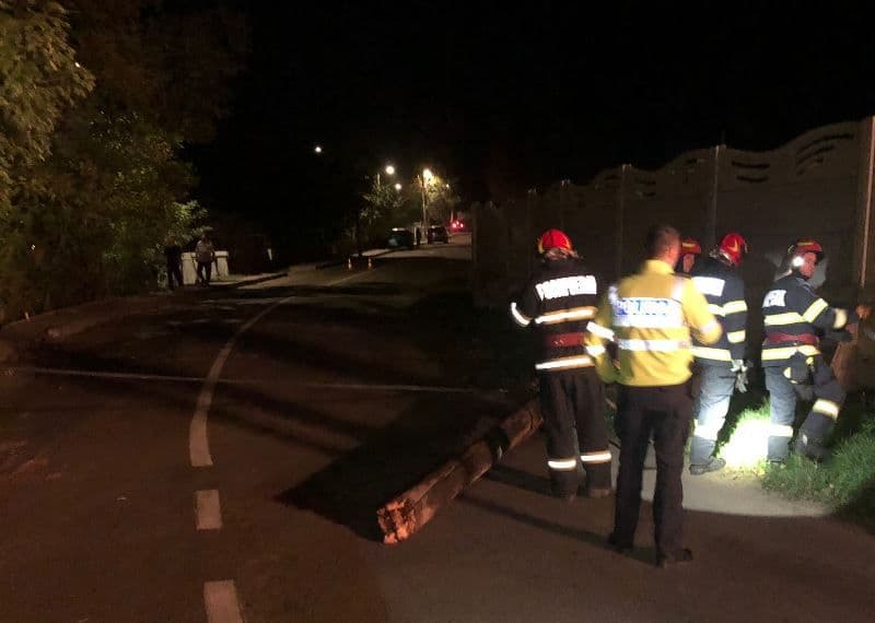 Stâlp de telefonie căzut pe o stradă din Dorohoi. Pompierii au intervenit - FOTO
