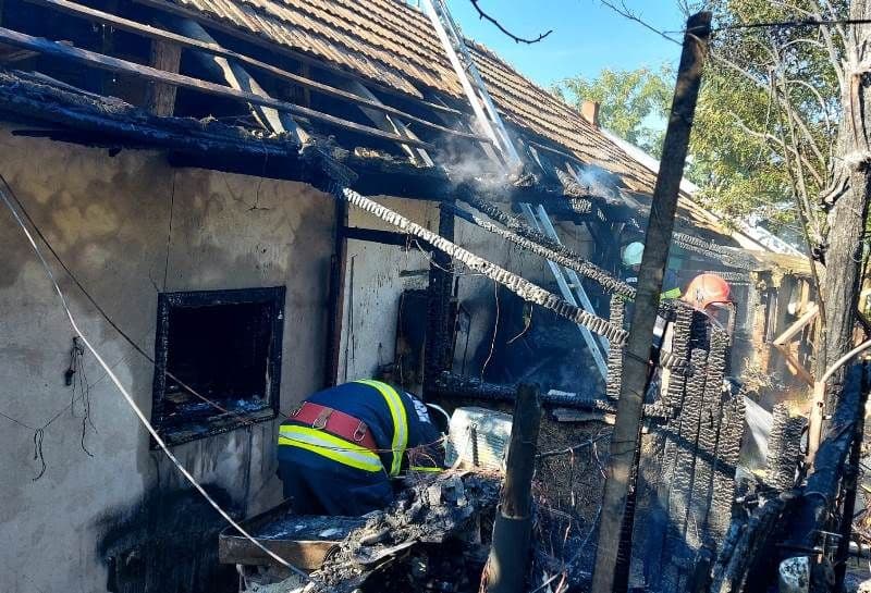 Atelier de reparații distrus într-un incendiu. Pompierii au intervenit pentru stingere - FOTO