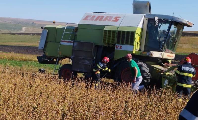 O combină agricolă a luat foc în timp ce recolta soia - FOTO