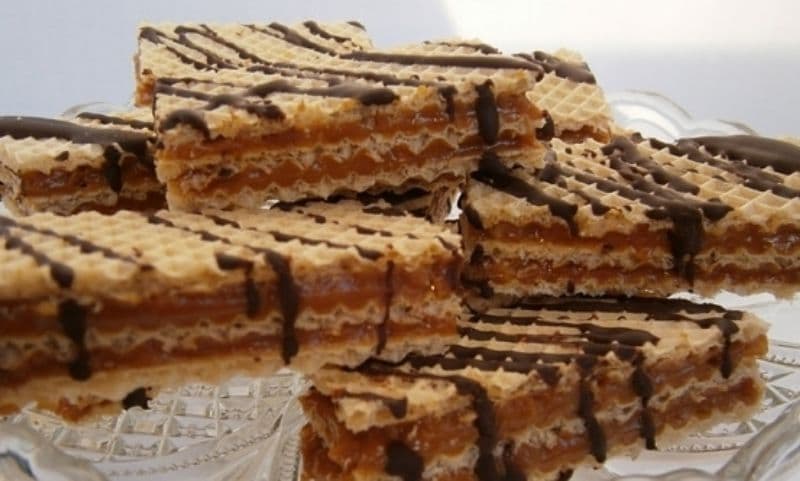 Prăjitură cu foi de napolitană