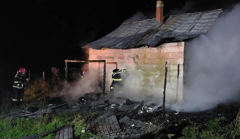 Casa în care locuiau o mamă și doi copii a distrusă în urma unui incendiu – FOTO