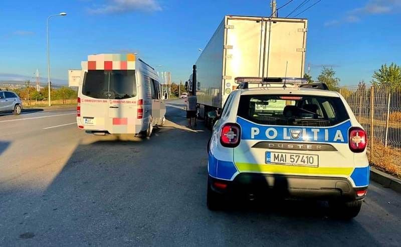Microbuzele școlare și transportul de persoane controlate în trafic de către polițiști botoșăneni – FOTO