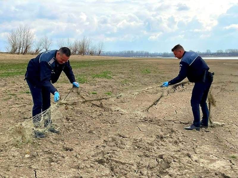 Acțiune a polițiștilor botoșăneni: Amenzi și unelte de pescuit confiscate în zona lacului Stânca-Costești