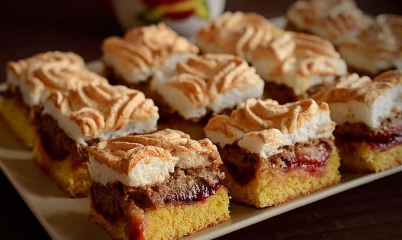 Prăjitură cu aluat fraged, prune și mascarpone
