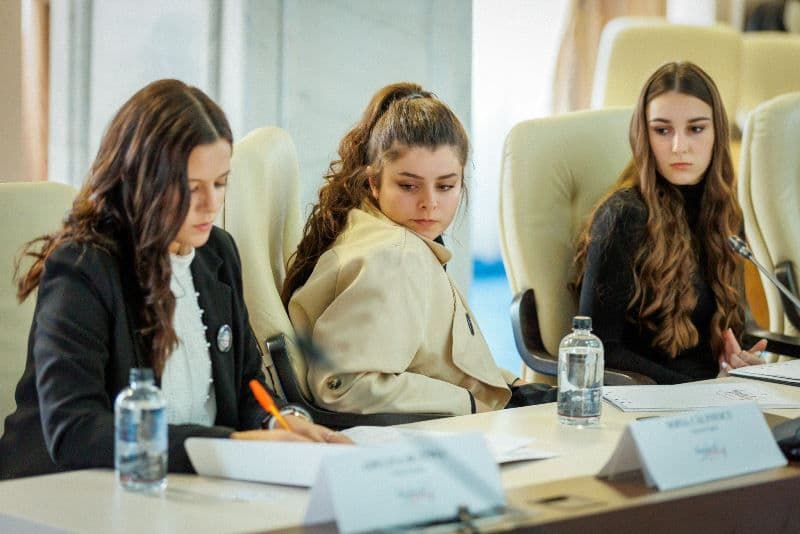 „Împreună pentru fete”, activitate din cadrul Parlamentului, la care au participat 3 eleve de la Colegiul Național „Grigore Ghica” - FOTO