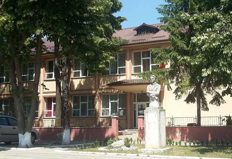 Școala Gimnazială Nr.1 Dorohoi angajează administrator patrimoniu, îngrijitor clădiri și bucătăreasă. Vezi detalii!
