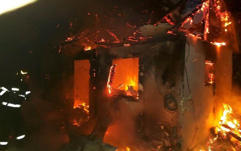 Două persoane, au ajuns la spital cu arsuri pe față și mâini, în urma unui incendiu care le-a cuprins casa - FOTO