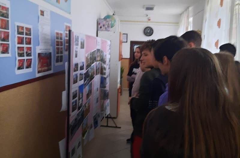 Turist în orașul meu - Activitate educativă desfășurată de elevii Gimnaziului Kogălniceanu Dorohoi - FOTO