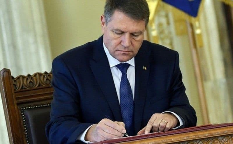Iohannis a promulgat legea pentru modificarea și completarea Codului Muncii și a Codului Administrativ