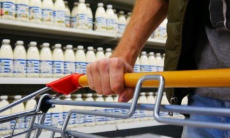 O nouă Lege adoptată de Parlament: Laptele și produsele lactate, obligatoriu pe rafturi separate în magazine și supermarketuri