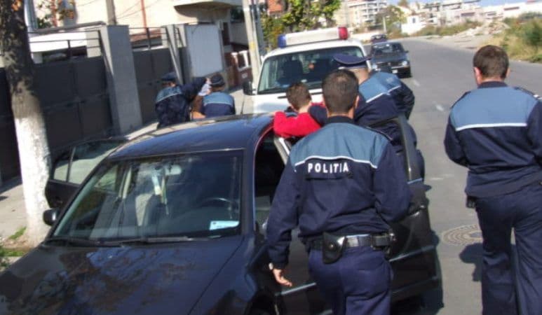Bunuri recuperate de polițiști, în urma unei percheziții
