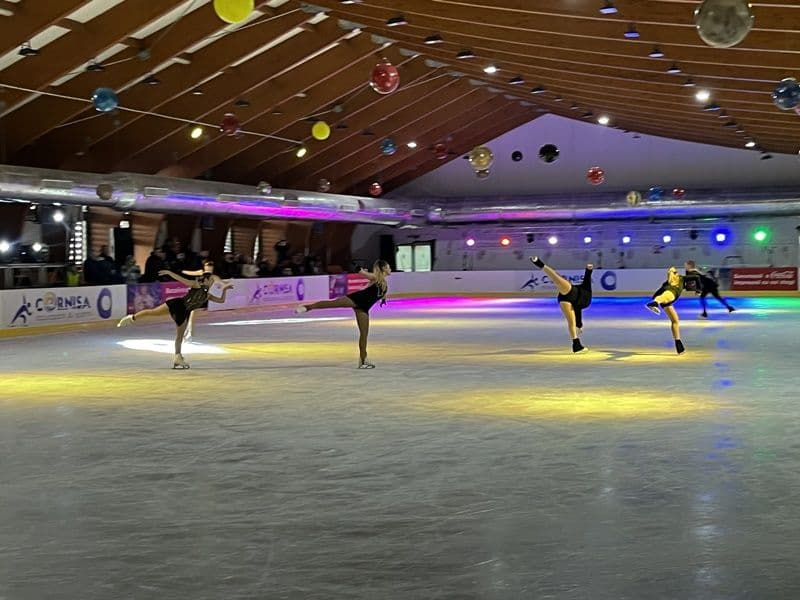 Demonstrație de patinaj artistic la deschiderea patinoarului de la Cornișa, Botoșani - FOTO
