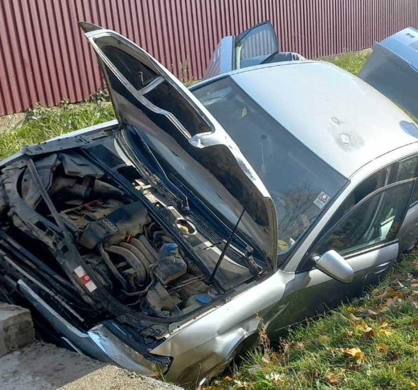 O femeie a ajuns la spital după ce mașina pe care o conducea a intrat într-un cap de pod