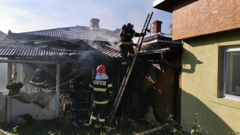 O lumânare putea genera o tragedie. Femeie ajunsă la spital după ce s-a intoxicat cu fum 